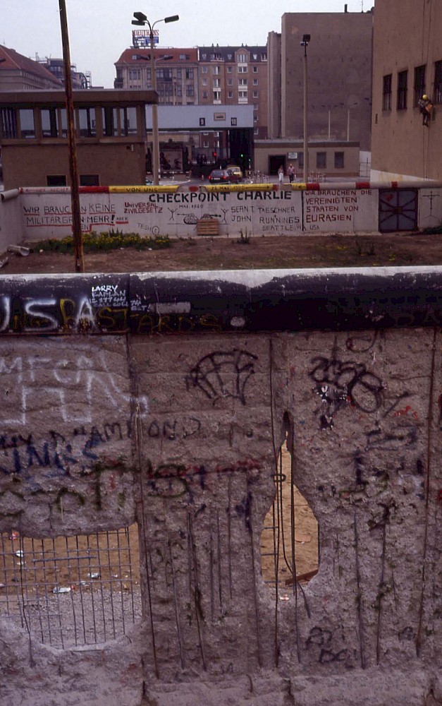 Berlin, 1990 – Grenzstreifen und Grenzübergangsstelle Friedrichstraße in der Abbauphase (Fotograf: )