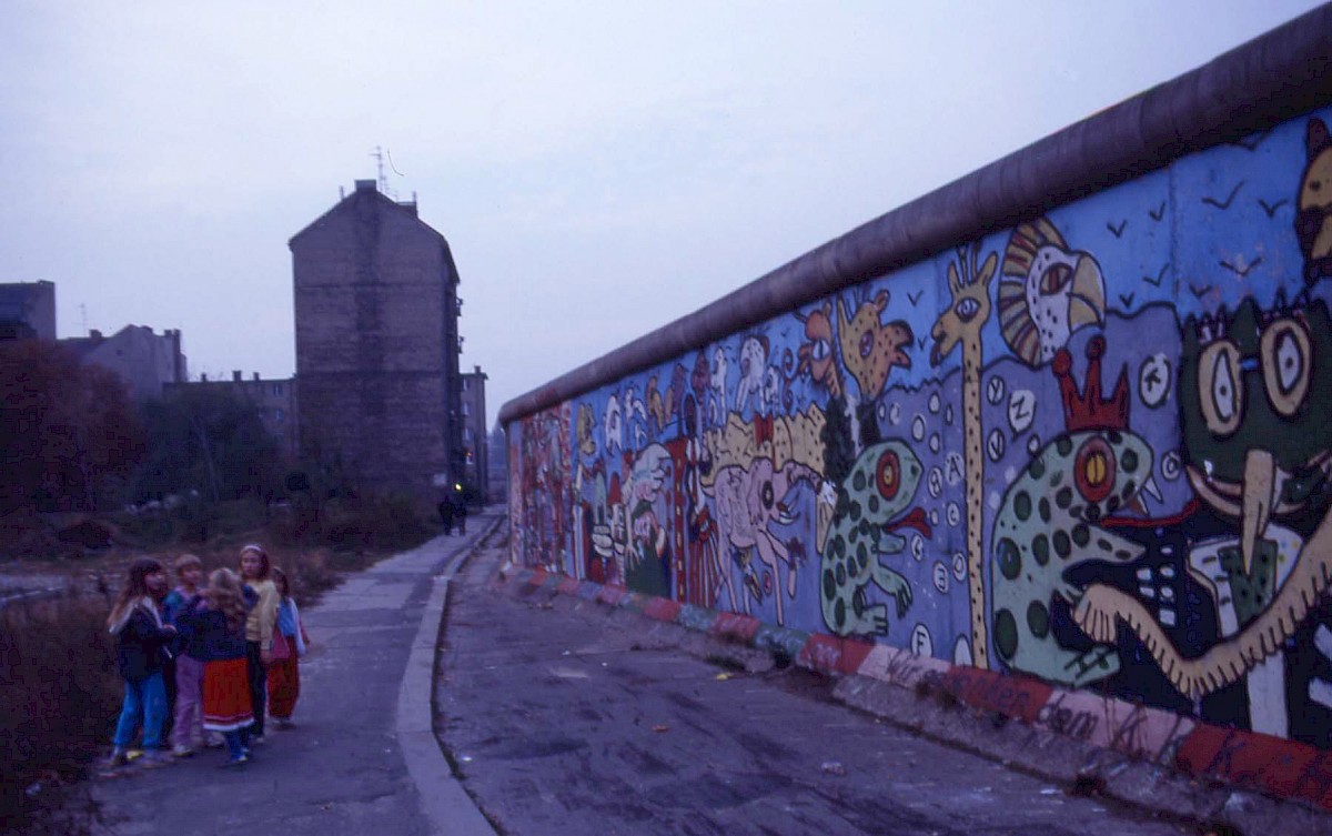 Berlin, 1990 – Mädchengruppe an der bemalten Grenzmauer 75 am Bethaniendamm (Fotograf: )