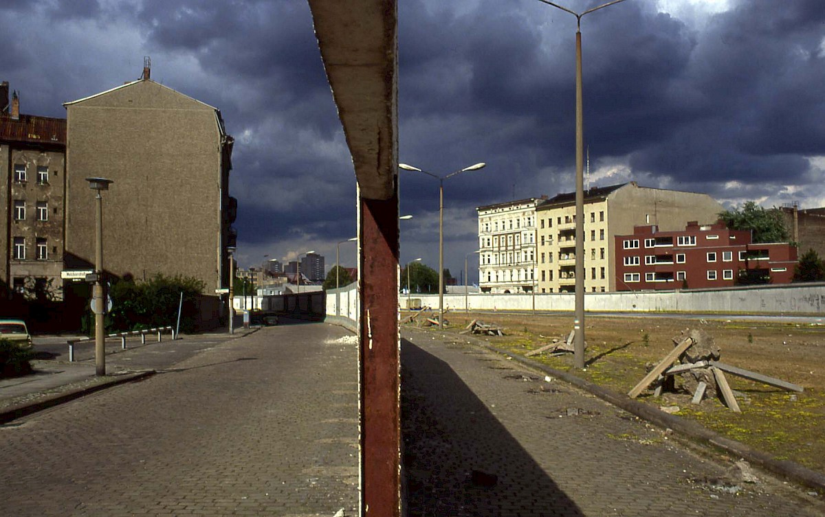 Berlin, 1990 – Grenzstreifen und Engeldamm von der Hinterlandmauer aus (Fotograf: )