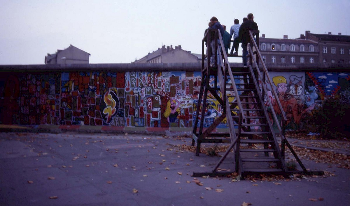 Berlin, ca. 1989 – Personen auf einer Aussichtsplattform vor der Grenzmauer 75 (Fotograf: )