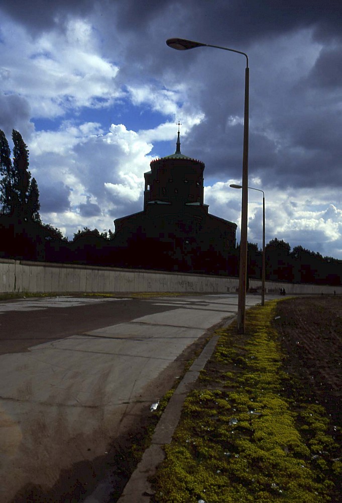 Berlin, 1990 – Grenzstreifen und Sankt Thomas-Kirche am Bethaniendamm (Fotograf: )