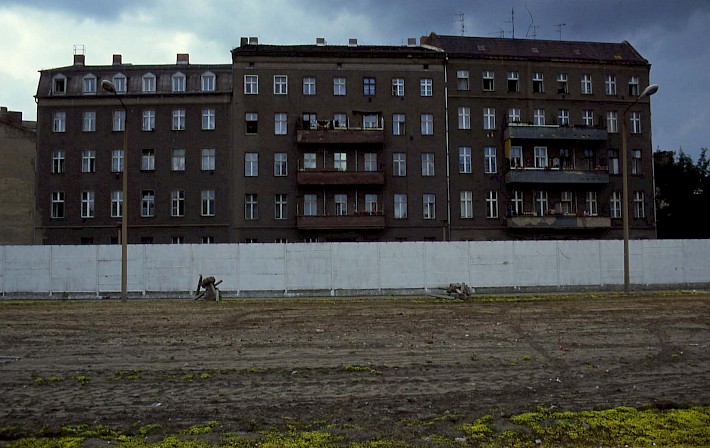Berlin, 1990 – Grenzstreifen und Wohnbauten am Engeldamm nach dem Mauerfall (Fotograf: )