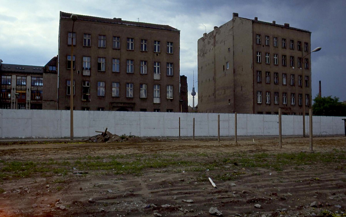 Berlin, 1990 – Grenzstreifen und Wohnhäuser am Engeldamm nach dem Mauerfall (Fotograf: )