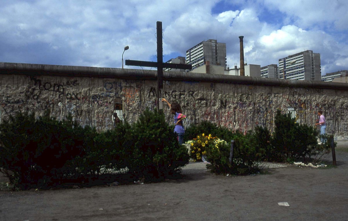 Berlin, 1990 – Gedenkzeichen Peter Fechter in der Zimmerstraße (Fotograf: )