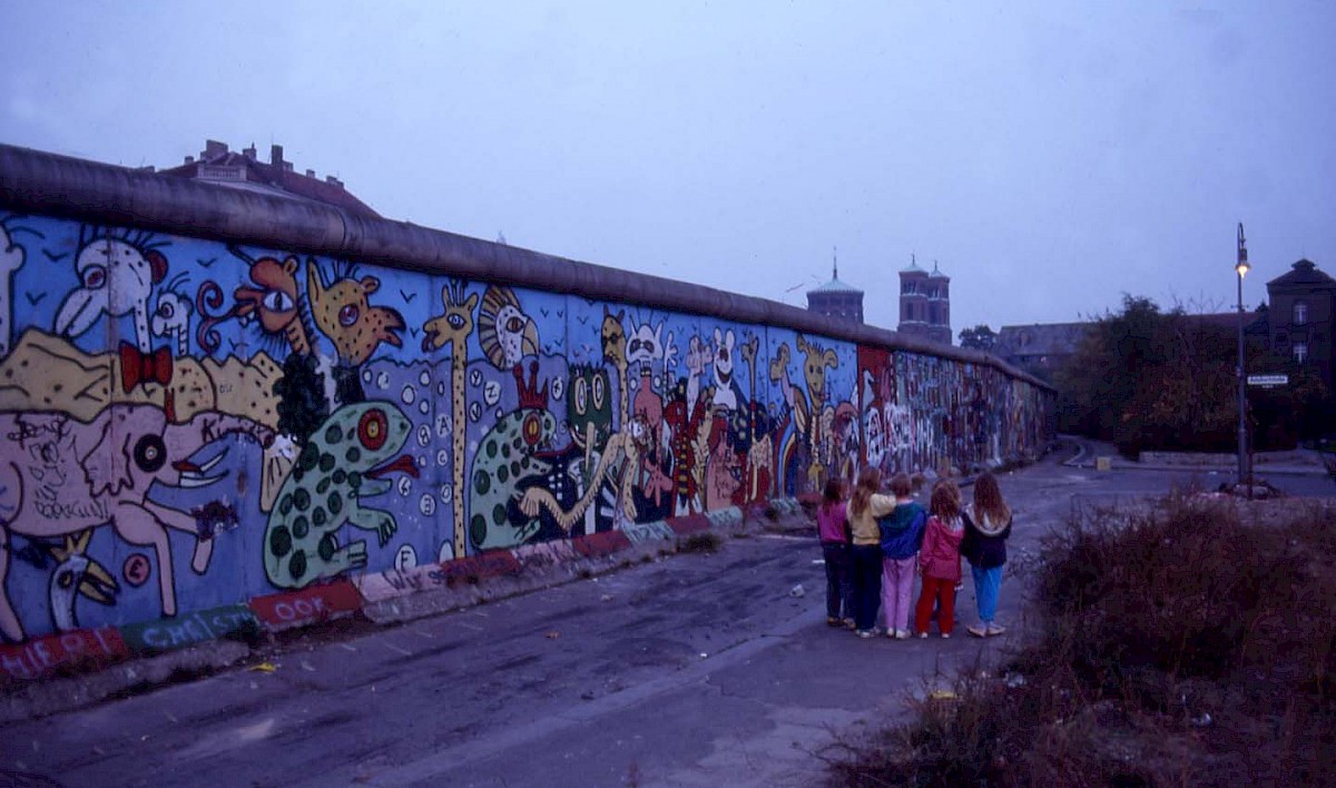 Berlin, 1990 – Bunt bemalte Grenzmauer 75 am Bethaniendamm (Fotograf: )