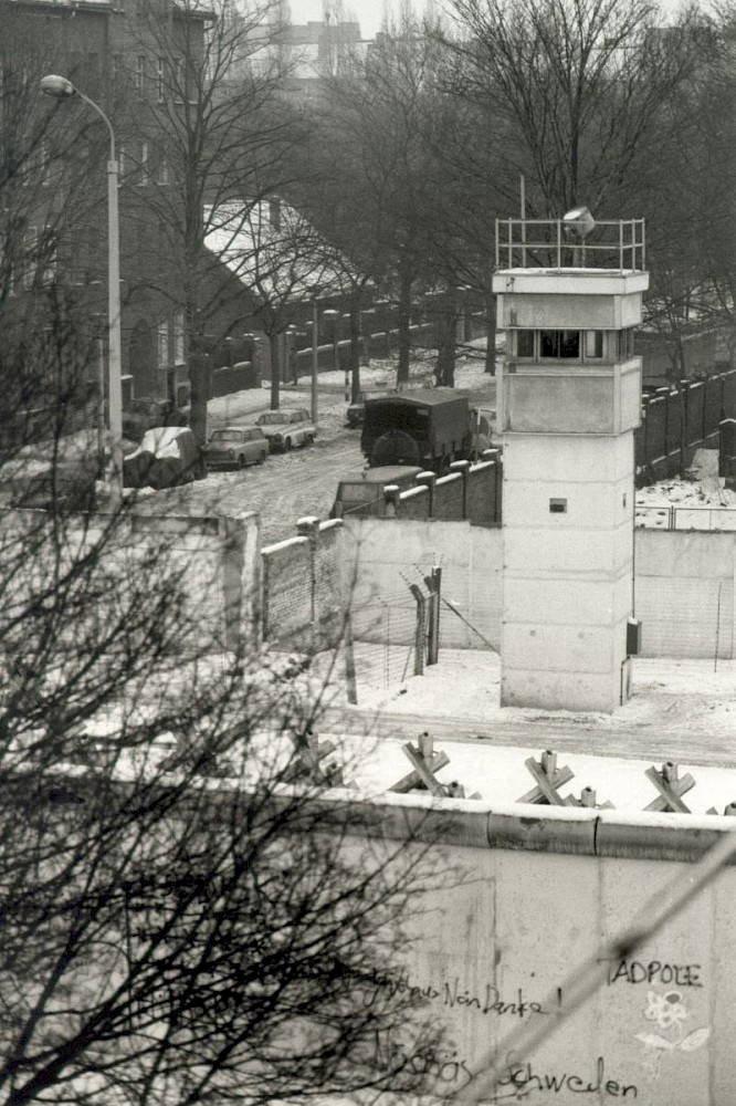 Berlin, ca. 1983 – Grenzstreifen mit Wachturm an der Bernauer Straße/Ackerstraße (Fotograf: )