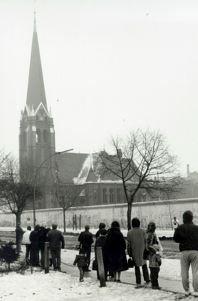 Berlin, 22. Januar 1985 – Menschen an der Bernauer Straße am Tag der Sprengung der Versöhnungskirche (Fotograf: )