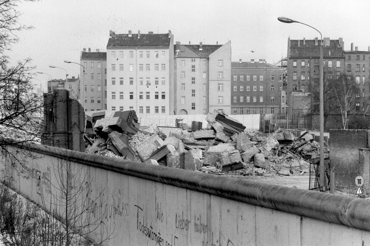 Berlin, 22. Januar 1985 – Gesprengte Versöhnungskirche, Grenzmauer und Wohnbauten an der Bernauer Straße (Fotograf: )