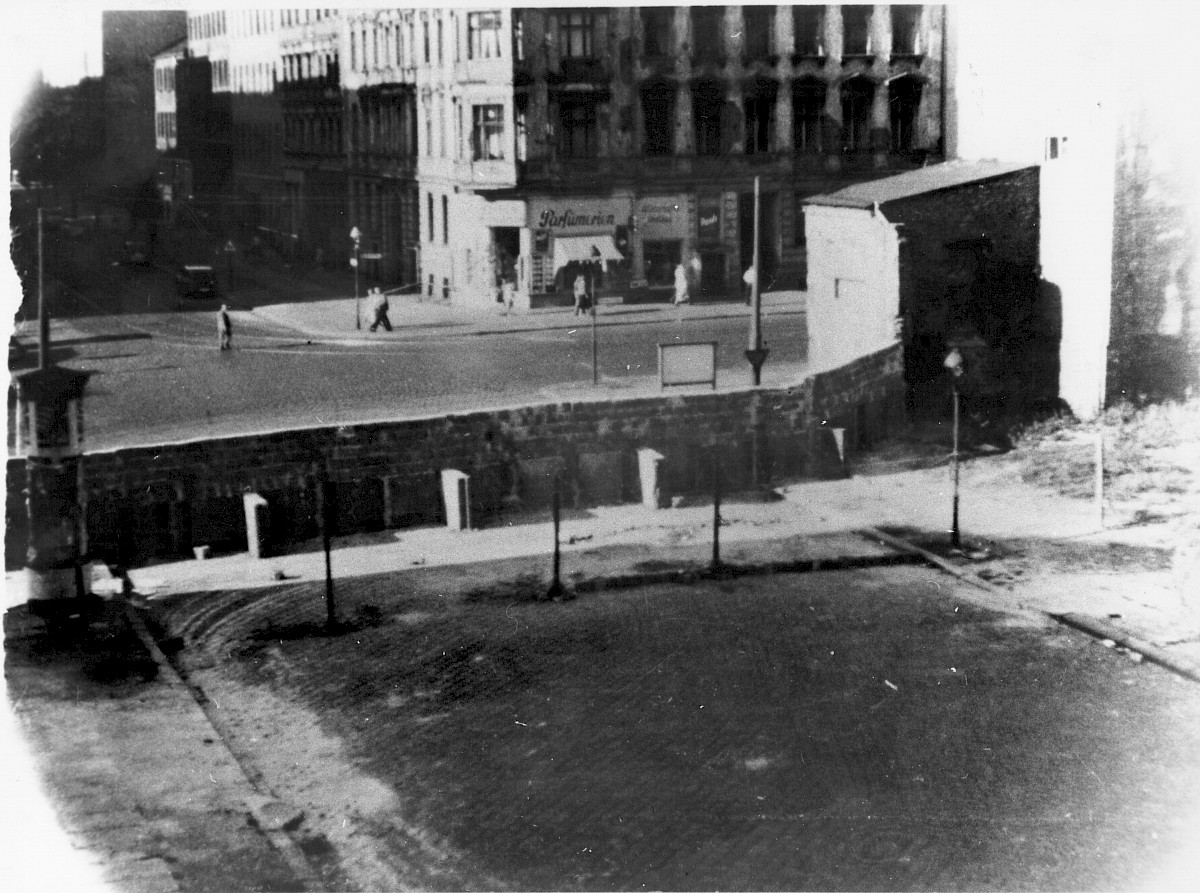 Berlin, 1961 – Gekappter Verkehrsweg an der Bernauer Straße/Strelitzer Straße (Fotograf: Karsten Sroka)