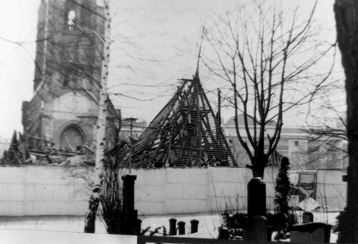 Berlin, 22. Januar 1985 – Ostansicht der Sprengung der Versöhungskirche vom Sophienfriedhof (Fotograf: Regine Hildebrandt)