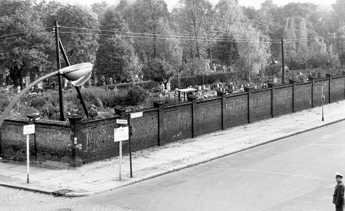 Berlin, 1961 – Sophienfriedhof an der Bernauer Straße/Ackerstraße (Fotograf: Krüger)