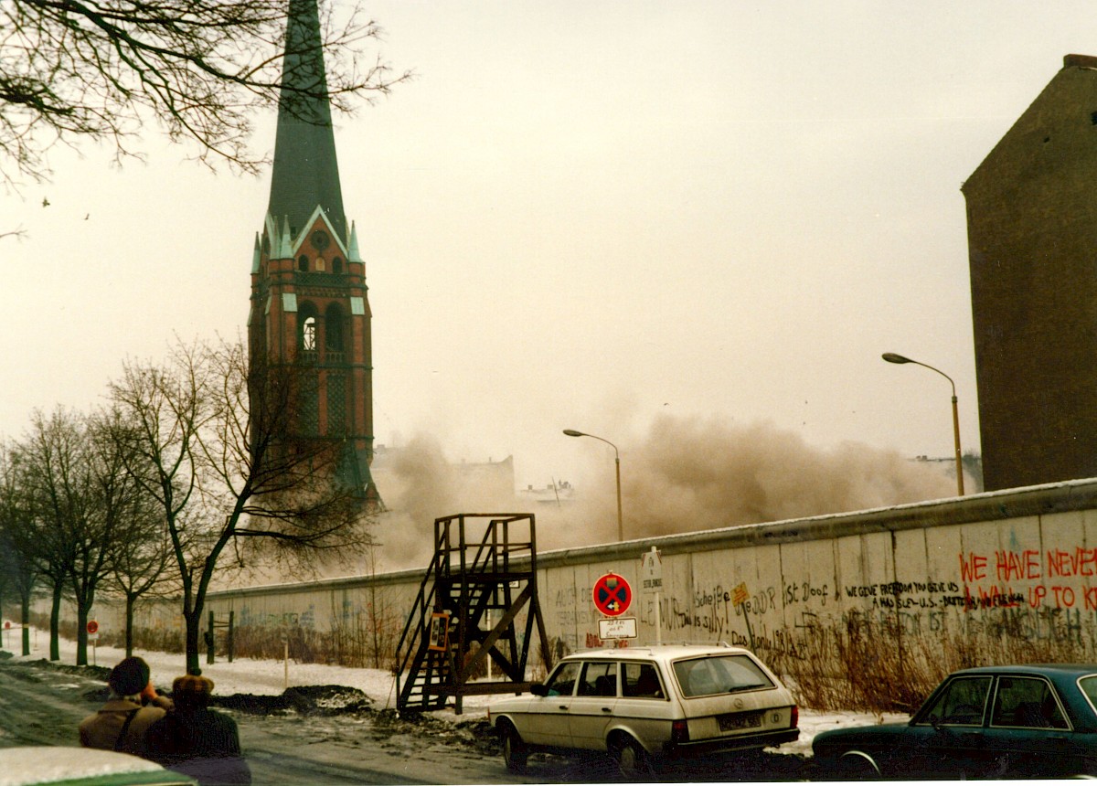 Berlin, 22. Januar 1985 – Sprengung des Kirchenschiffs der Versöhnungskirche mit starker Rauchbildung (Fotograf: Krüger)