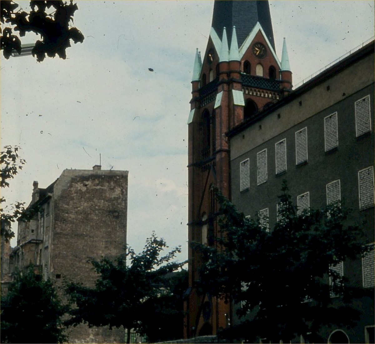 Berlin, ca. 1963 – Versöhnungskirche zwischen Grenzhäusern mit vermauerten Fenstern (Fotograf: Rainer Just)