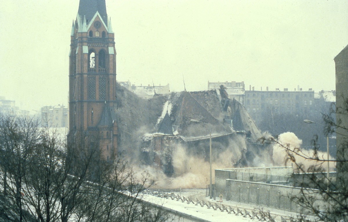 Berlin, 22. Januar 1985 – Einsturz des Kirchenschiffs der Versöhnungskirche (Fotograf: Rainer Just)