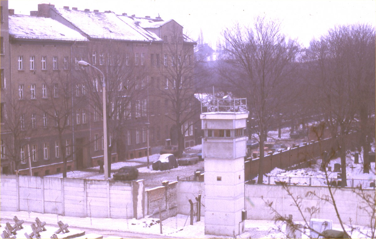 Berlin, ca. 1982 – Grenzstreifen an der Bernauer Straße/Ackerstraße und Sophienfriedhof (Fotograf: Rainer Just)