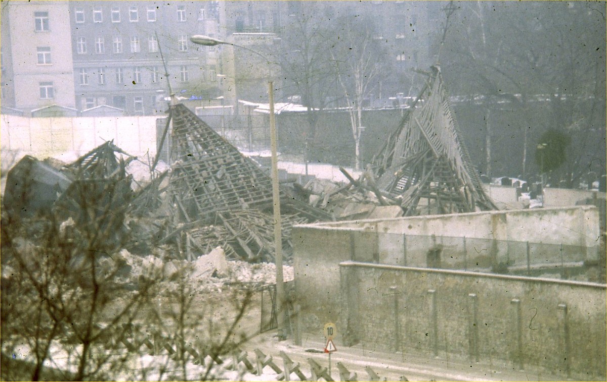 Berlin, 22. Januar 1985 – Gesprengtes Kirchenschiff der Versöhnungskirche im Grenzstreifen an der Bernauer Straße (Fotograf: Rainer Just)