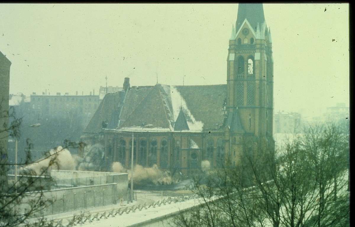 Berlin, 22. Januar 1985 – Beginnender Einsturz des Kirchenschiffs der Versöhnungskirche (Fotograf: Rainer Just)