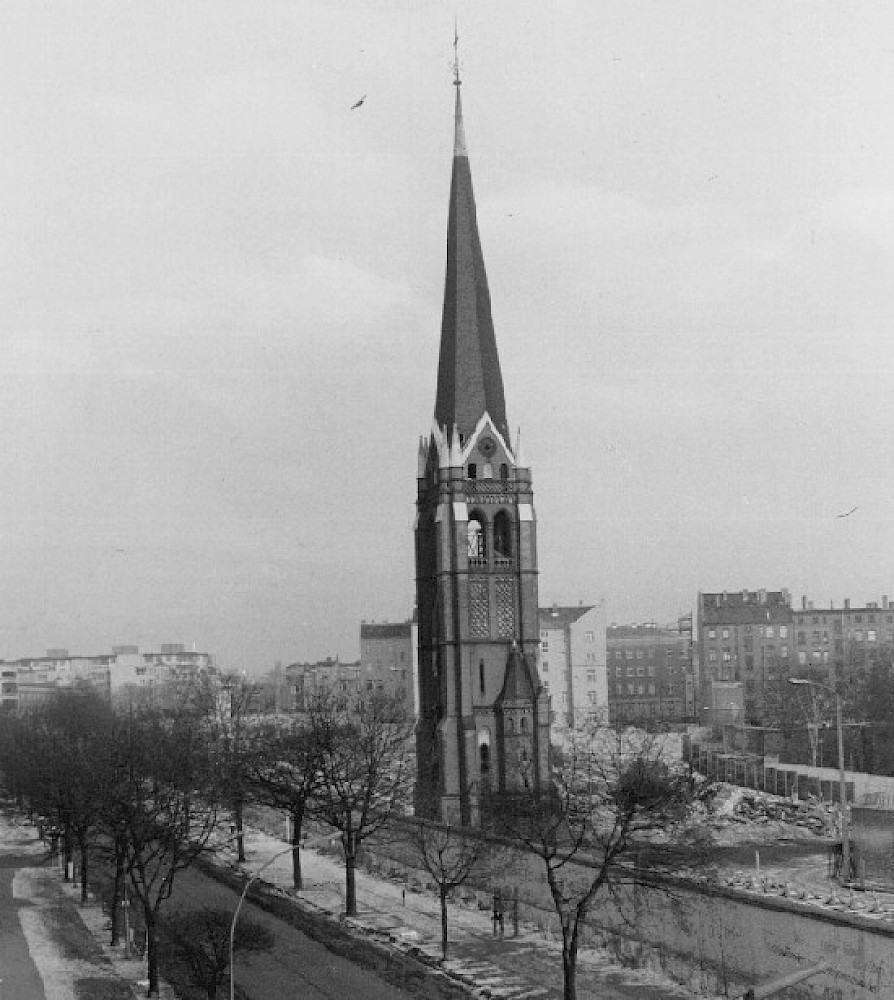 Berlin, 28. Januar 1985 – Versöhnungskirche mit gesprengtem Kirchenschiff an der Bernauer Straße (Fotograf: Rainer Just)