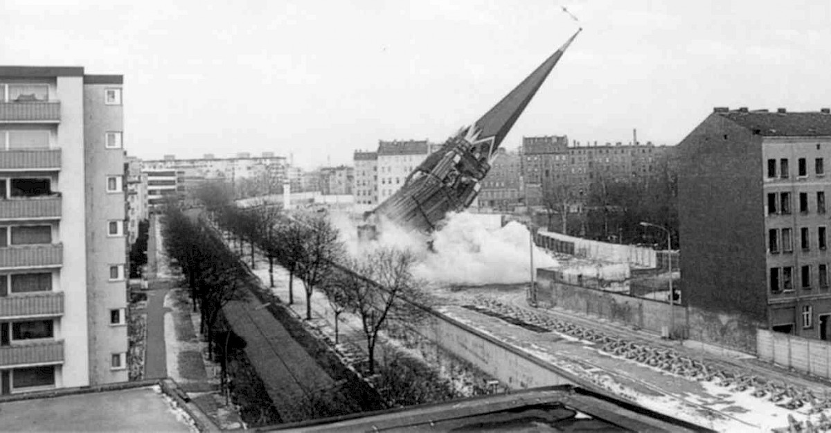 Berlin, 28. Januar 1985 – Blick auf die Sprengung des Kirchturms der Versöhnungskirche vom Gemeindehaus an der Bernauer Straße (Fotograf: )