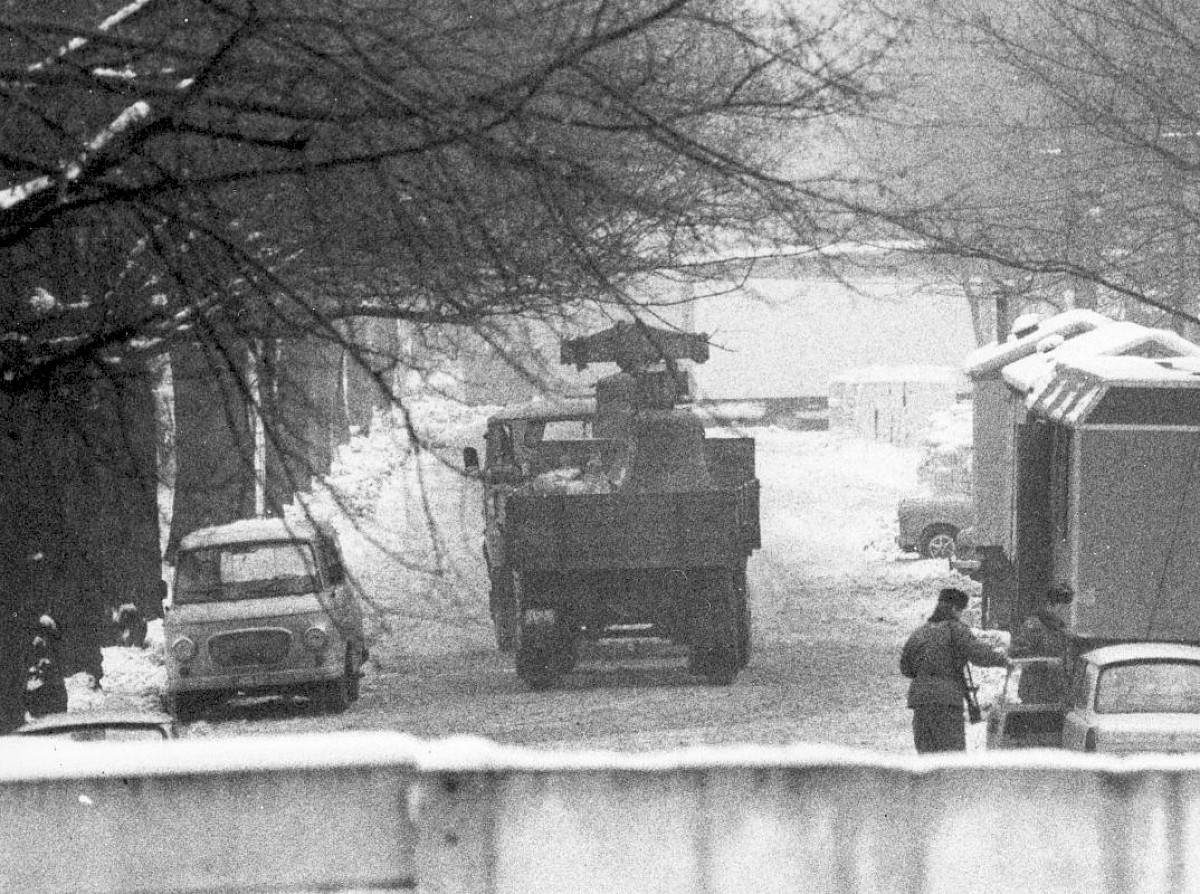 Berlin, Januar 1985 – Abtransport der Glocken der Versöhnungskirche mit Baufahrzeug (Fotograf: )