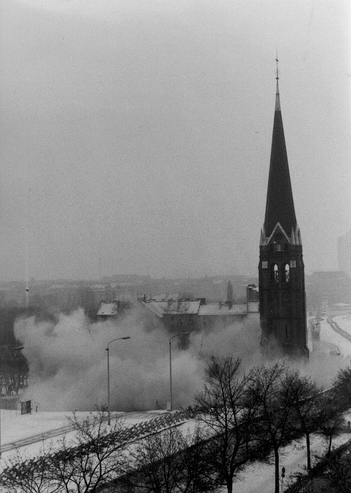 Berlin, 22. Januar 1985 – Bildserie: Sprengung des Kirchenschiffs der Versöhnungskirche mit starker Rauchbildung (Fotograf: )