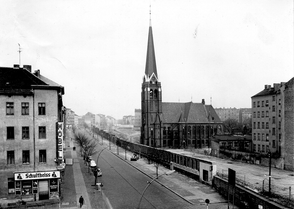 Berlin, ca. 1970 – Ansicht der Bernauer Straße mit Versöhnungskirche im Grenzstreifen (Fotograf: )