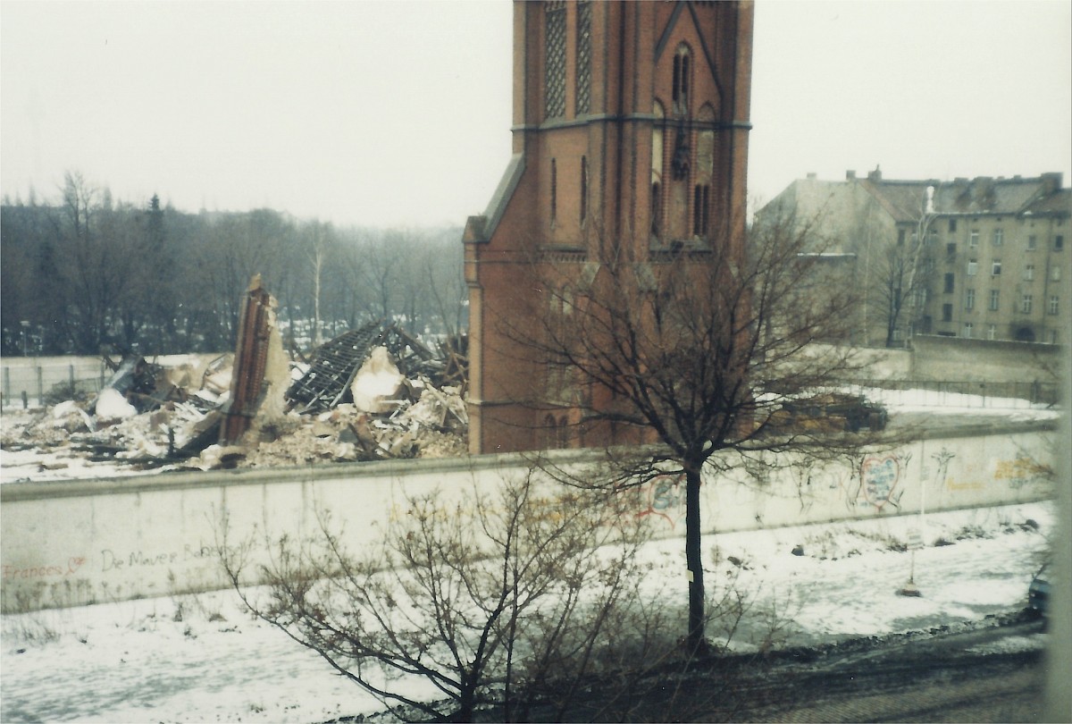 Berlin, 28. Januar 1985 – Gesprengtes Kirchenschiff der Versöhnungskirche hinter der Grenzmauer (Fotograf: )