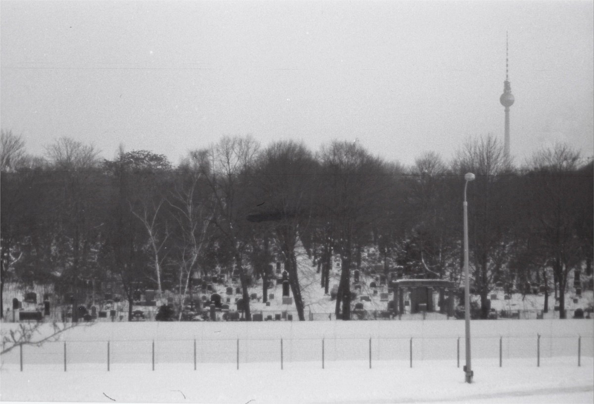 Berlin, Januar 1985 – Sophienfriedhof und Grenzstreifen mit Grenzzaun und Hinterlandmauer (Fotograf: )