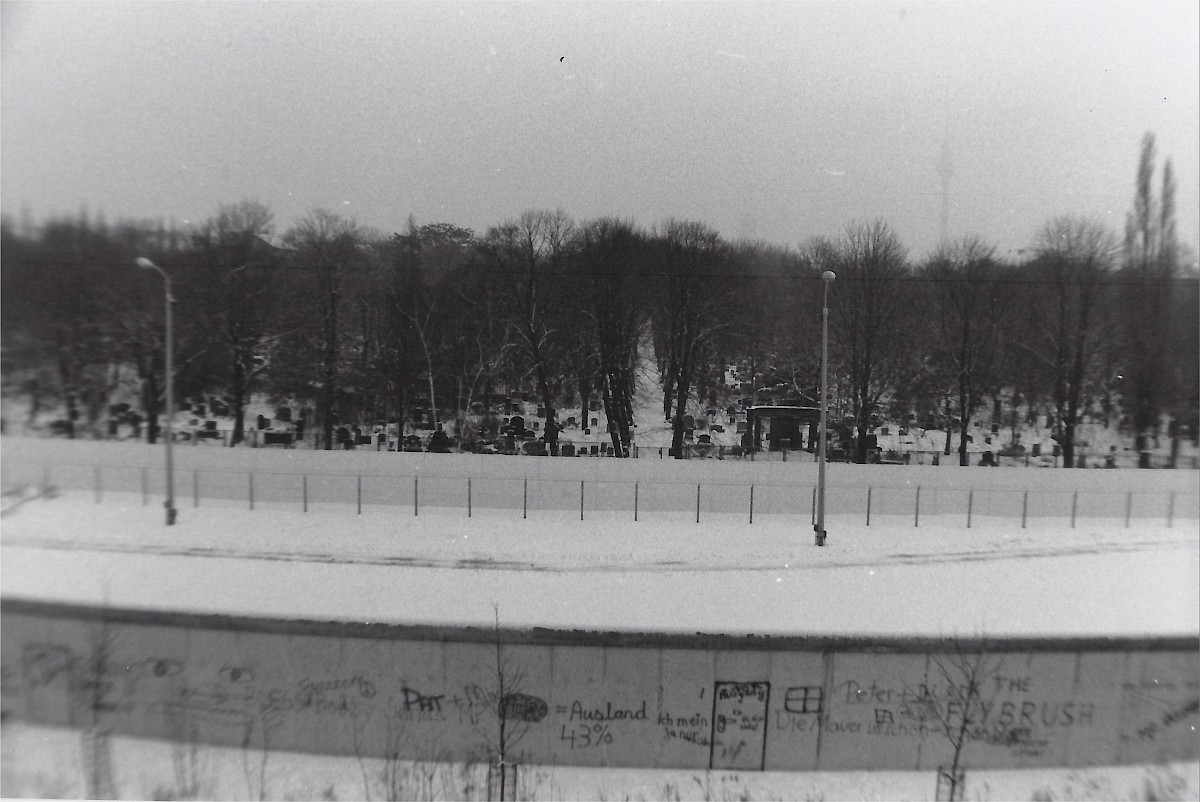 Berlin, Januar 1985 – Grenzstreifen und Sophienfriedhof im Winter (Fotograf: )