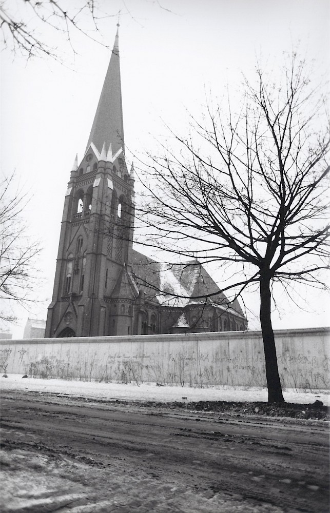 Berlin, Januar 1985 – Versöhnungskirche hinter der Grenzmauer 75 im Winter (Fotograf: )