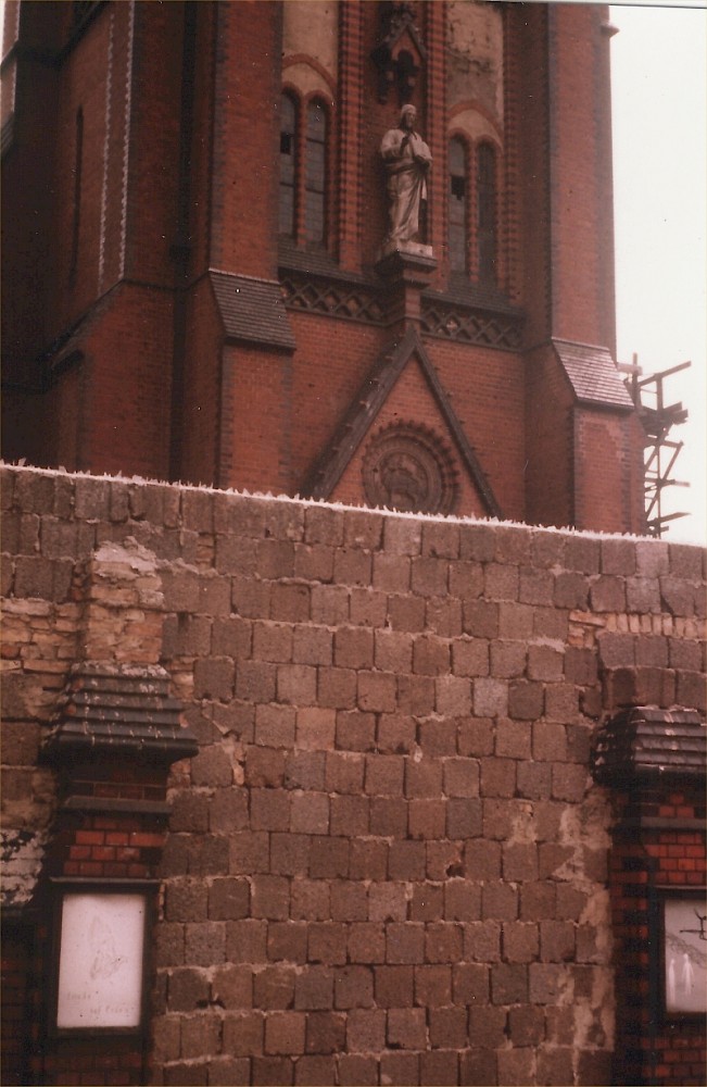 Berlin, ca. 1963 – Vermauerter Eingang zur Versöhnungskirche mit Wandtafeln (Fotograf: )