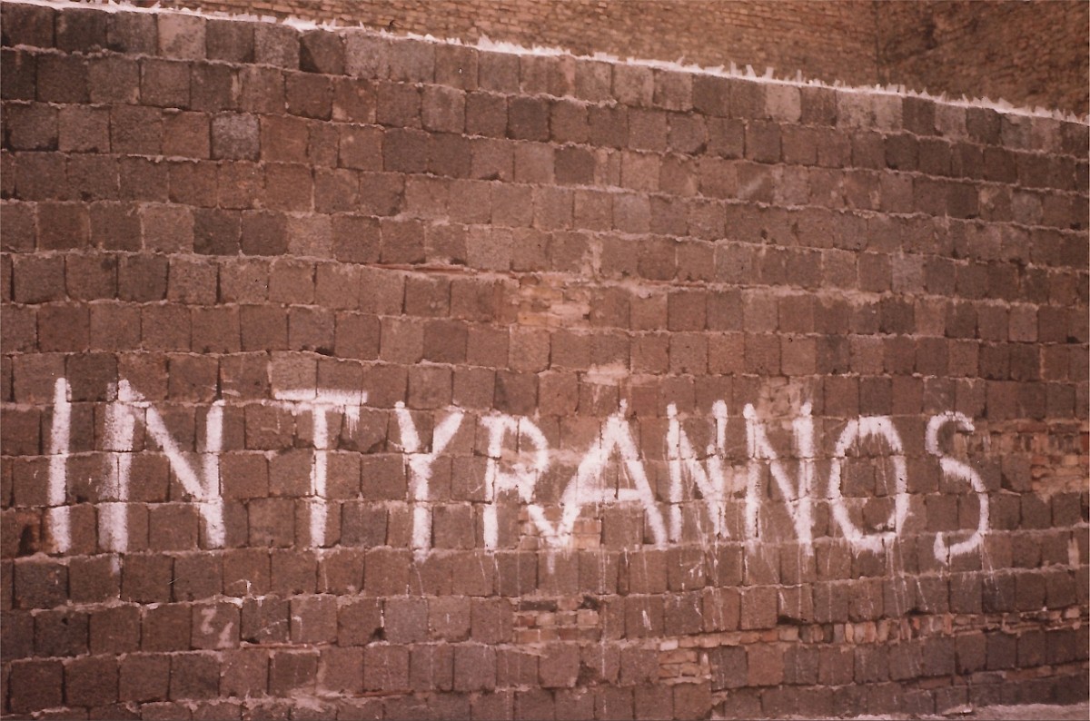 Berlin, ca. 1963 – Schriftzug "In Tyrannos" an der Grenzmauer vor der Versöhnungskirche (Fotograf: )