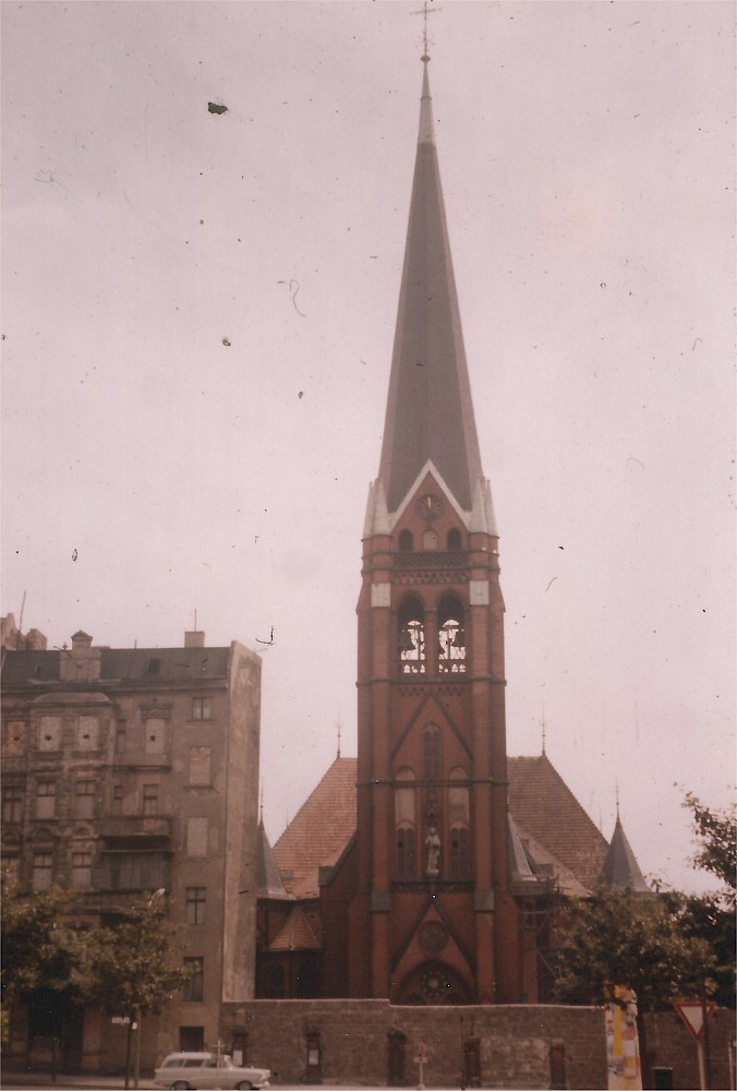 Berlin, ca. 1964 – Versöhnungskirche hinter der Grenzmauer an der Bernauer Straße (Fotograf: )
