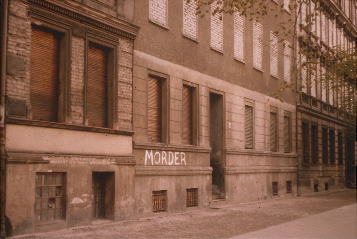Berlin, ca. 1962 – Grenzhäuser mit Graffito "Mörder" (Fotograf: )