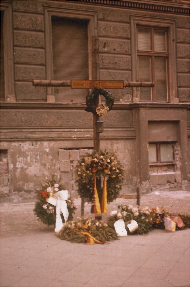 Berlin, 1962 – Gedenkzeichen für Bernd Lünser an der Bernauer Straße 44 (Fotograf: )