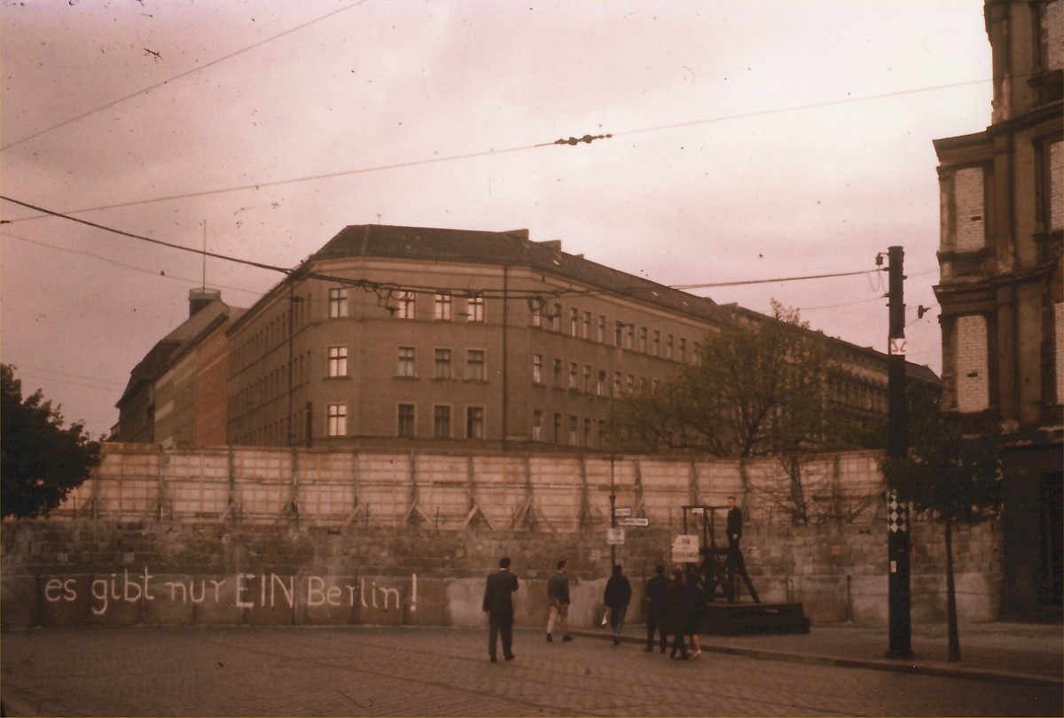 Berlin, ca. 1964 – Grenzanlage mit Sichtblende und Aussichtsplattform an der Schwedter Straße (Fotograf: )