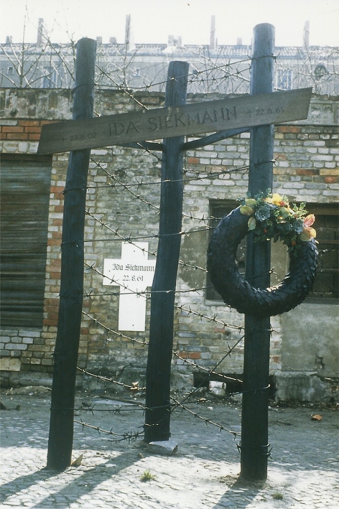 Berlin, ca. 1975 – Gedenkzeichen mit weißem Kreuz für Ida Siekmann (Fotograf: )