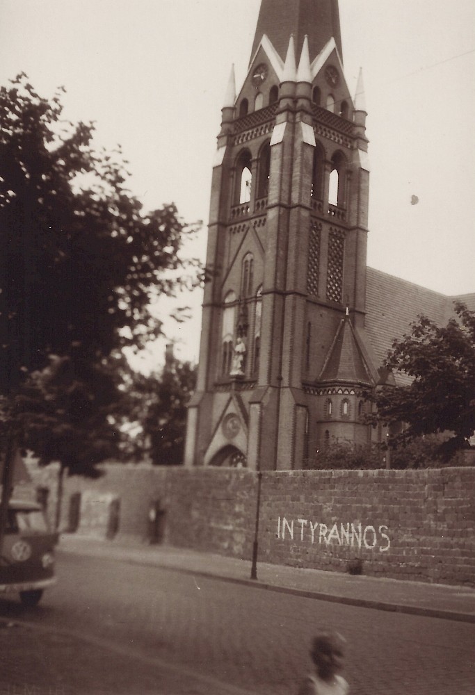 Berlin, ca. 1964 – Versöhnungskirche hinter der Betonverbundmauer mit Schriftzug "IN TYRANNOS" (Fotograf: )