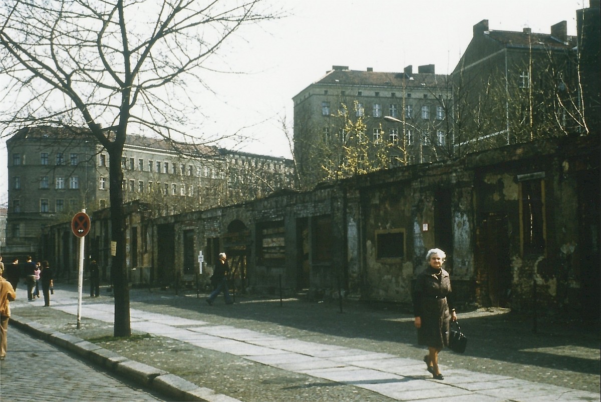 Berlin, ca. 1975 – Passanten an der Fassadenmauer der Bernauer Straße (Fotograf: )