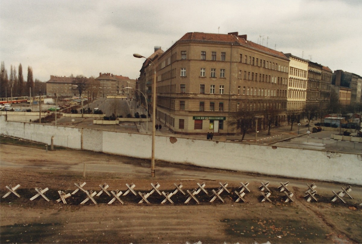 Berlin, ca. 1977 – Grenzanlage mit Blumenkastensperren an der Bernauer Straße/Schwedter Straße (Fotograf: )
