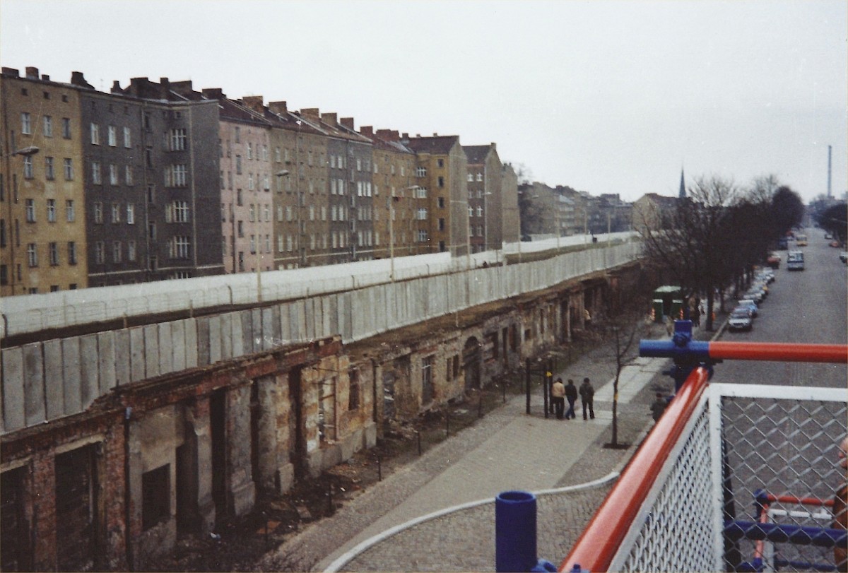 Berlin, 1980 – Grenzstreifen mit Fassadenmauer an der Bernauer Straße (Fotograf: )