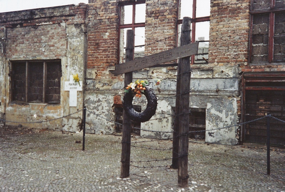 Berlin, ca. 1977 – Gedenkzeichen für Olga Segler vor der Fassadenmauer an der Bernauer Straße (Fotograf: )
