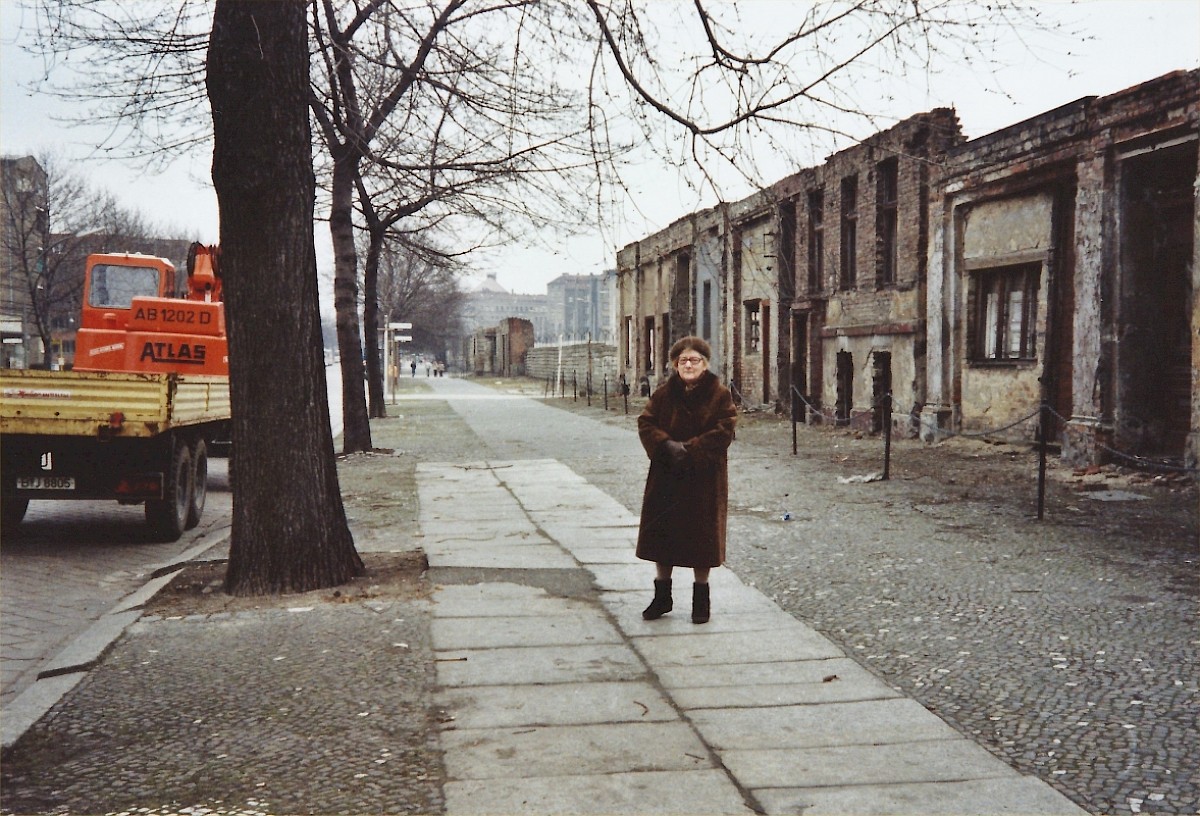 Berlin, ca. 1977 – Frau an der Fassadenmauer der Bernauer Straße (Fotograf: )
