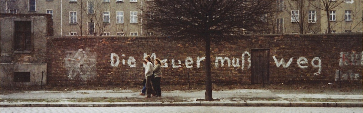 Berlin, ca. 1977 – Graffito an der Fassadenmauer der Bernauer Straße (Fotograf: )