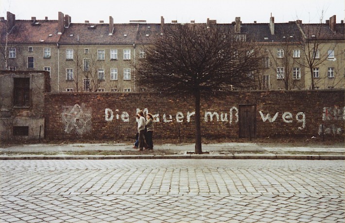 Berlin, ca. 1977 – Graffito an der Fassadenmauer der Bernauer Straße (Fotograf: )