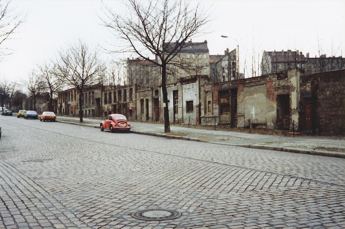 Berlin, ca. 1977 – Parkende PKW und Fassadenmauer an der Bernauer Straße (Fotograf: )