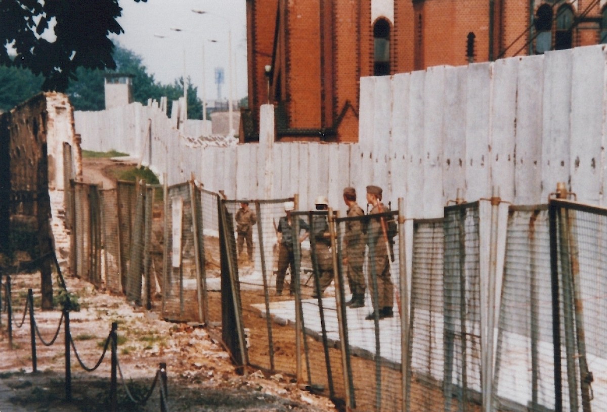 Berlin, Mai 1980 – Aufbau der Grenzmauer 75 vor der Versöhnungskirche (Fotograf: Hans-Joachim Burmeister)
