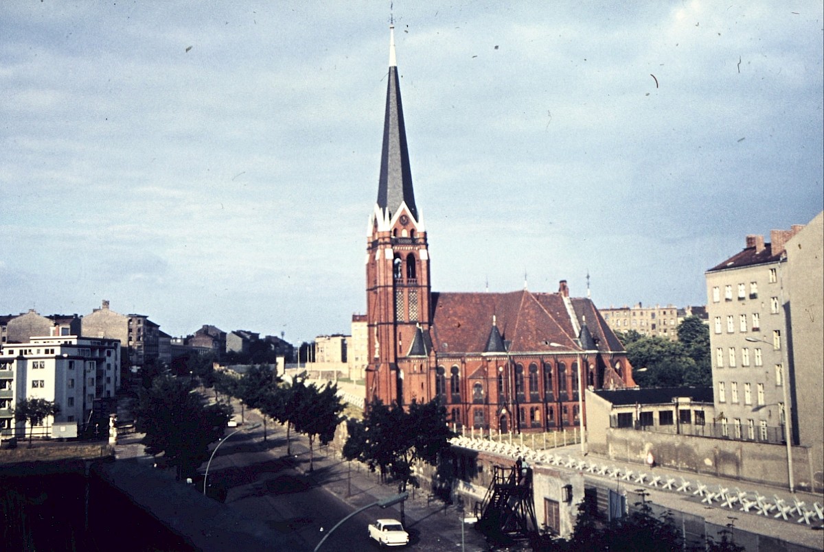 Berlin, ca. 1975 – Versöhnungskirche im Grenzstreifen an der Bernauer Straße (Fotograf: )