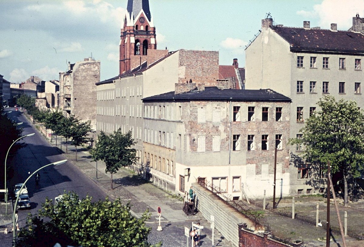 Berlin, ca. 1964 – Grenzhäuser und Grenzmauer an der Bernauer Straße/Ackerstraße (Fotograf: )