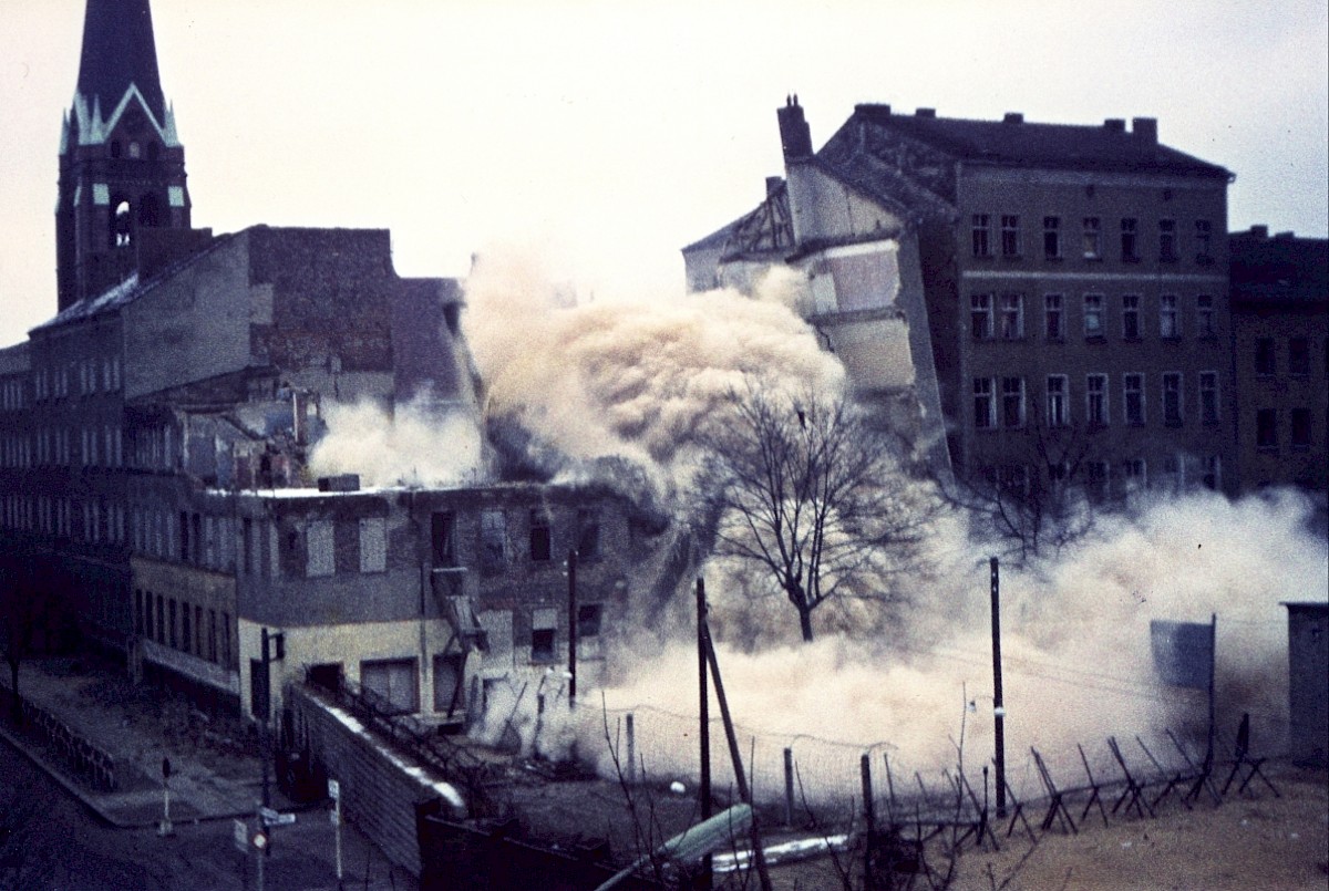 Berlin, Dezember 1965 – Sprengung eines Grenzhauses an der Bernauer Straße/Ackerstraße mit starker Rauchbildung (Fotograf: )